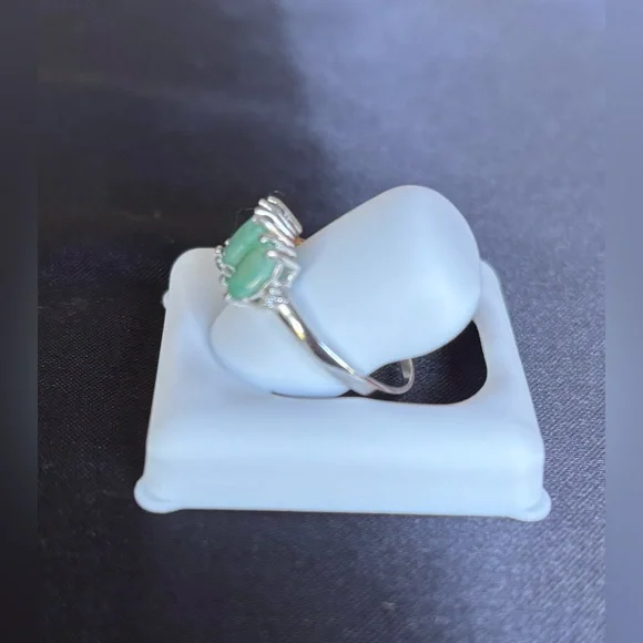 NEW Natural Stone Green Emerald Ring - Size 7 - Picture 2 of 8